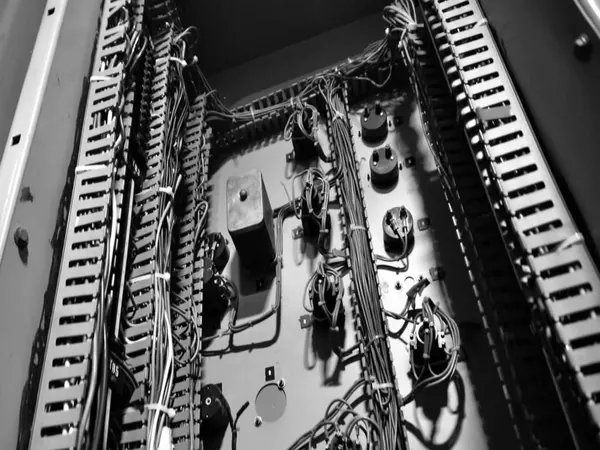 Interior de un tablero de protección y control con relés y canaletas de cableado