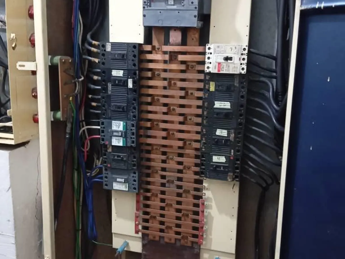Tablero de distribución con barras de cobre y breakers