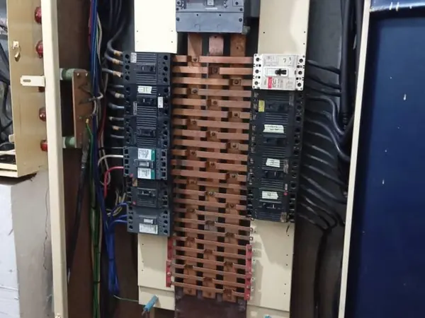 Tablero de distribución con barras de cobre y breakers