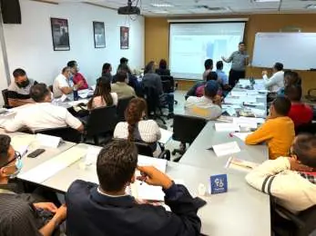 Sesión de capacitación con personal de CORPOELEC