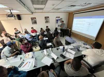 Instructor durante el curso, con la presentación proyectada