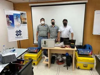 Instructores con los equipos de prueba de relés usados en el curso