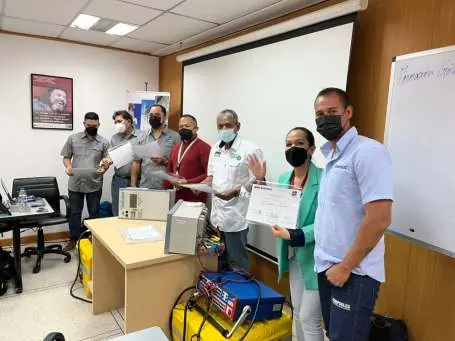 Entrega de certificados a los participantes