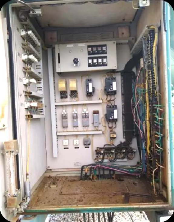 Gabinete de control del reactor N.º 2 antes del mantenimiento