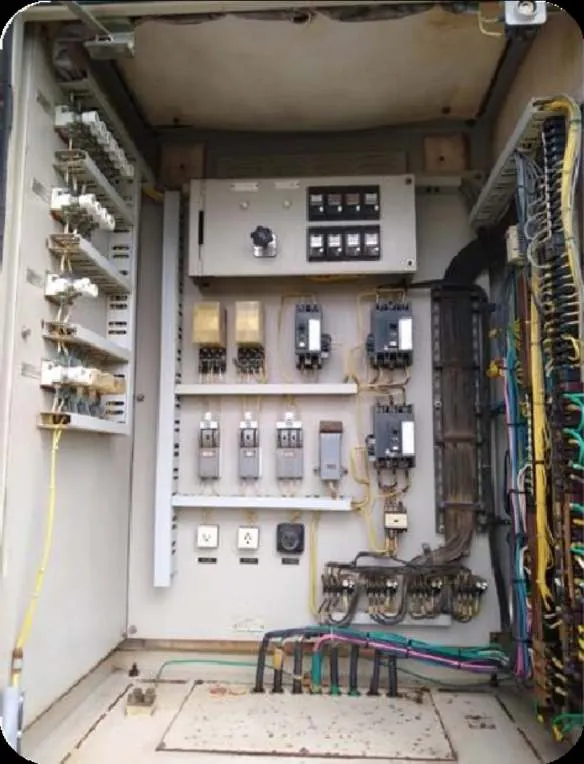 Gabinete de control del reactor N.º 2 después del mantenimiento