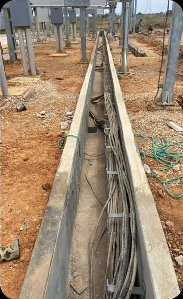 Trinchera de cables en el patio, en progreso