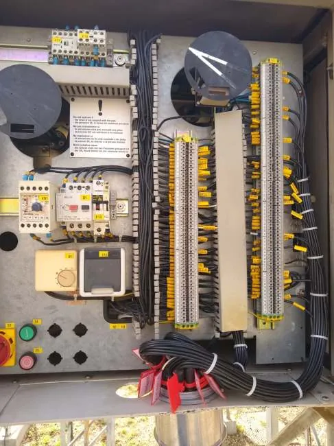 Caja de control del interruptor K-120, después