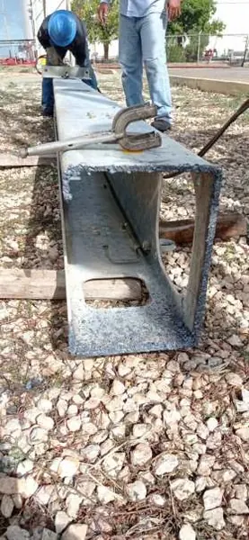 Corte de un soporte metálico durante la instalación de los PT K-120