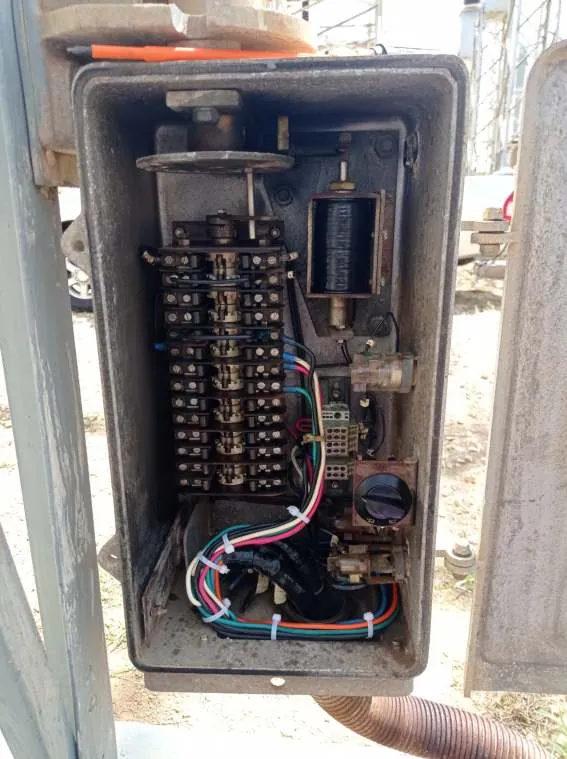 Caja del seccionador K-1728, después