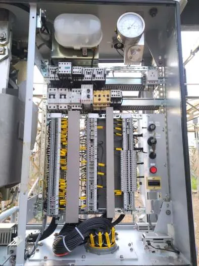 Gabinete de mando del interruptor K-1220 terminado