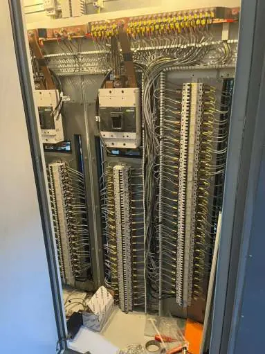 Tablero DC 138 cableado, con sus breakers
