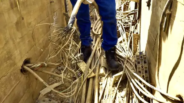 Trinchera 4 del patio de 138 kV con cables desordenados, antes