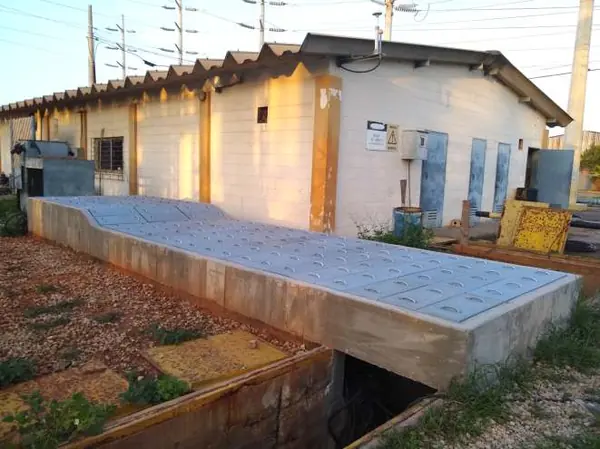 Nueva trinchera con tapas de concreto frente a la casa de mando 138