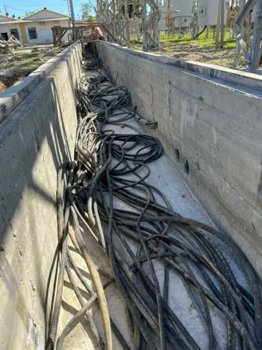 Trinchera del patio de 24 kV con el cableado, en progreso