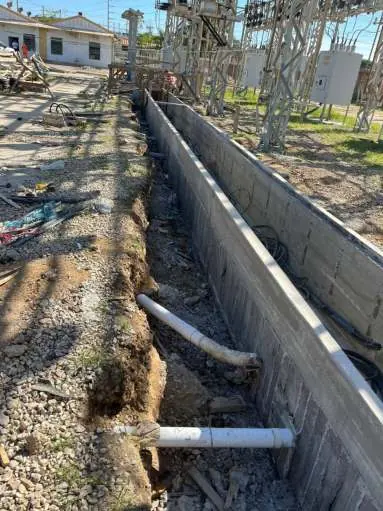 Trinchera del patio de 24 kV con tuberías de PVC, en progreso