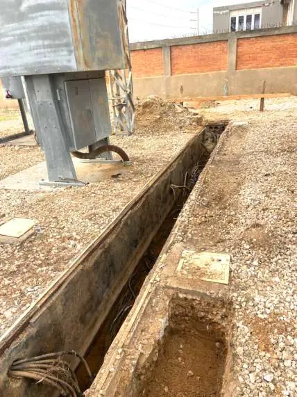 Trinchera del patio de 24 kV junto a un gabinete, antes