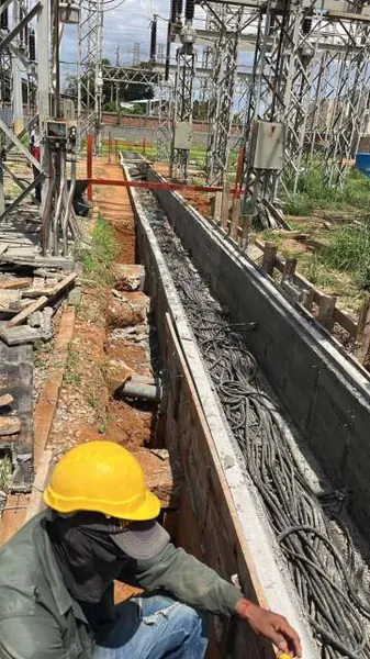 Avance de la obra civil junto a una trinchera