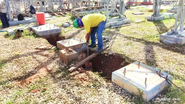 Excavación entre las bases de los equipos