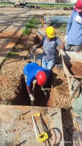 Excavación de zanja en el patio