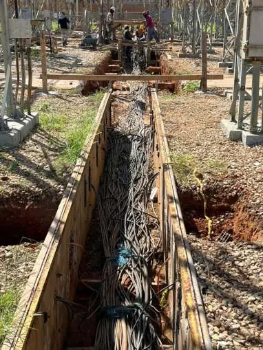 Trinchera encofrada con el cableado