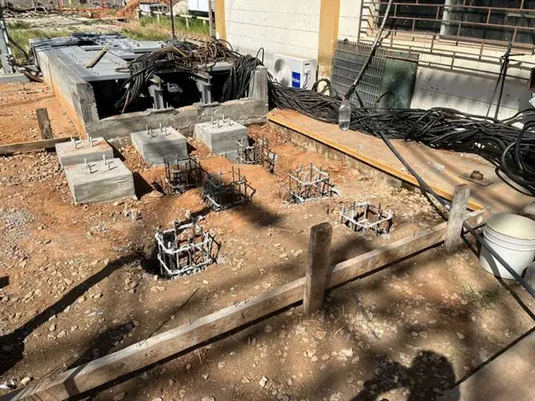Fundaciones con cabillas junto a la casa de mando