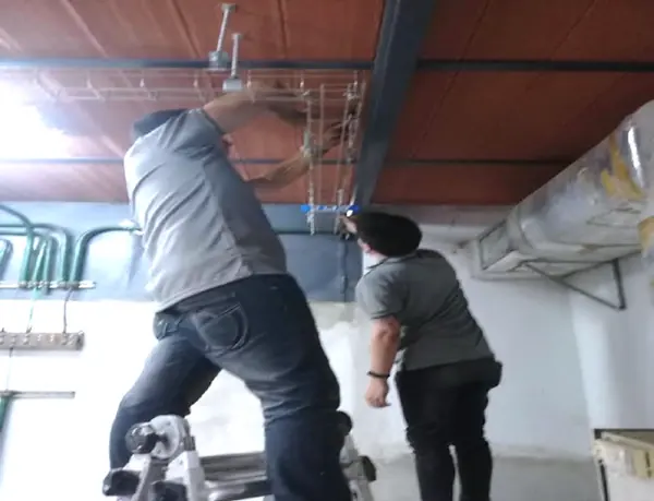 Instalación de bandeja portacables bajo techo
