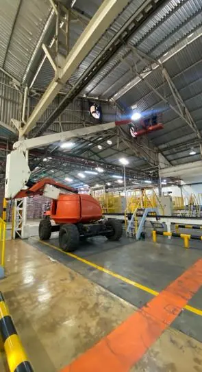 Plataforma articulada en la nave, junto a los ventiladores industriales
