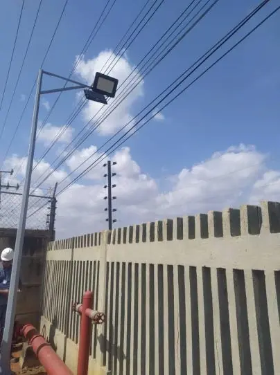 Reflector LED en poste, junto al muro perimetral