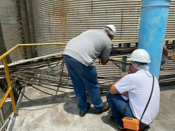 Revisión de cableado de potencia junto a un silo