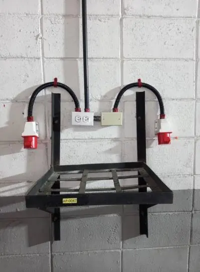 Soporte con tomas industriales para un cargador de traspaletas