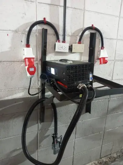 Cargador de traspaletas instalado sobre su soporte