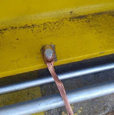 Conexión de puesta a tierra con trenza de cobre