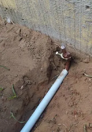 Barra de puesta a tierra enterrada, con tubo de protección