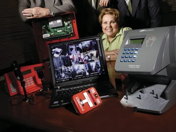 Equipo de Favinca con central de alarma, CCTV y reloj biométrico