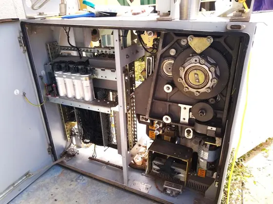Mecanismo de interruptor K-120 con capacitores nuevos tras el mantenimiento